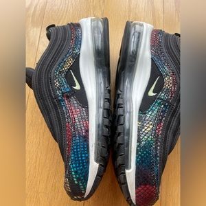 Womens Nike Air Max tennis shoes